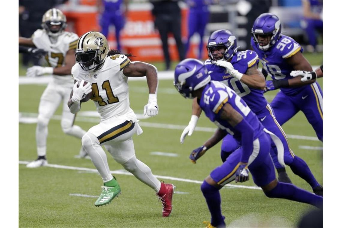 Alvin Kamara (2.v.l) setzte sich mit den New Orleans Saints gegen die Minnesota Vikings durch. Foto: Brett Duke/FR171728 AP/dpa