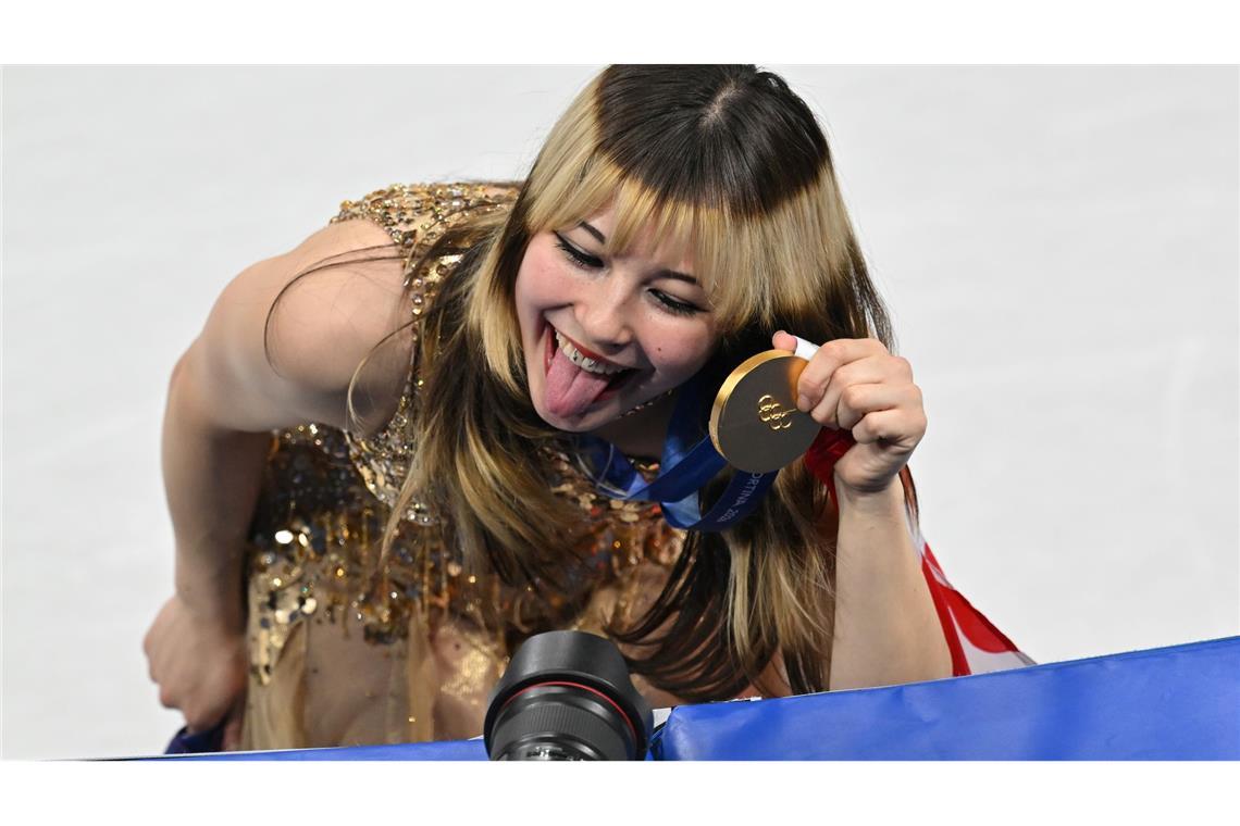 Alysa Liu posierte mit der Goldmedaille.