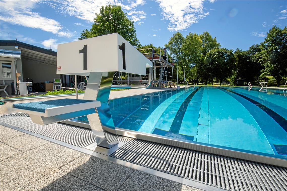 „Bis auf den Kiosk ist alles ganz neu“ Am 1. August ist die Eröffnung. Dann ist schwimmen im Bädle für jedermann angesagt. Das offizielle Einweihungswochenende hat die Gemeinde zusammen mit dem Förderverein Freibad Erbstetten für den Sommer im kommenden Jahr geplant. Fotos: A. Becher