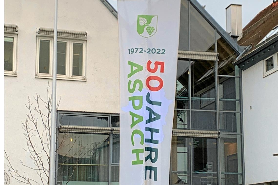 Am 1. Februar, dem Datum des Zusammenschlusses der vier Gemeinden, wurde am Aspacher Rathaus die Jubiläumsflagge gehisst. Foto: Gemeinde Aspach