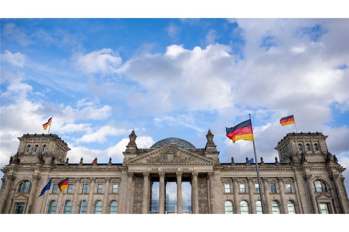 Diäten-Automatik im Bundestag bleibt Am 1. Juli erhalten die Abgeordneten des Bundestags mehr Geld.