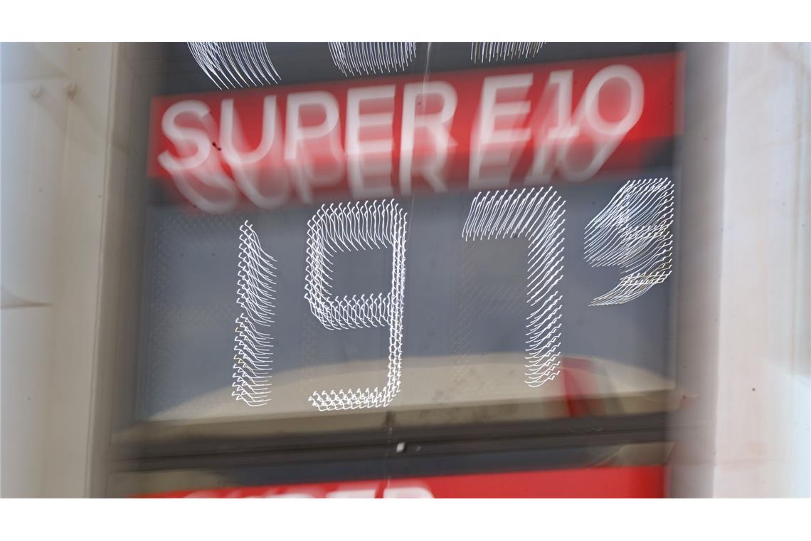 Am 1. Mai könnte der Preis für Super E10 an vielen Tankstellen unter 2 Euro fallen. (Archivbild)