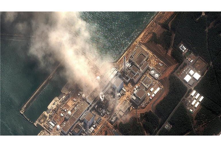 Am 11. März 2011 wurde die japanische Ostküste von einem Erdbeben der Stärke 9,0 und einem Tsunami getroffen. Die Flutwelle traf auch das Atomkraftwerk Fukushima und führte dort zu gewaltigen Explosionen und zur Kernschmelze in drei Reaktoren.