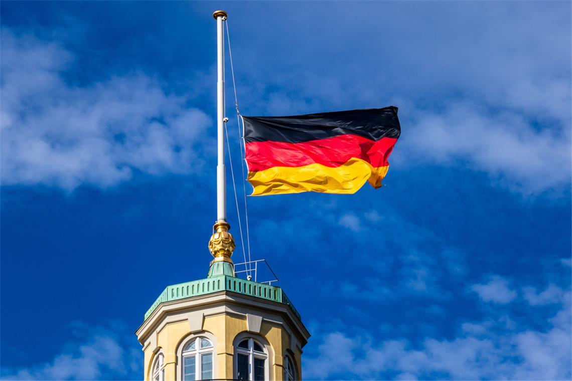 Am 11. März 2026 wehen die Flaggen in Deutschland auf Halbmast. Erfahren Sie mehr über die Hintergründe der heutigen Trauerbeflaggung und ihre Bedeutung.