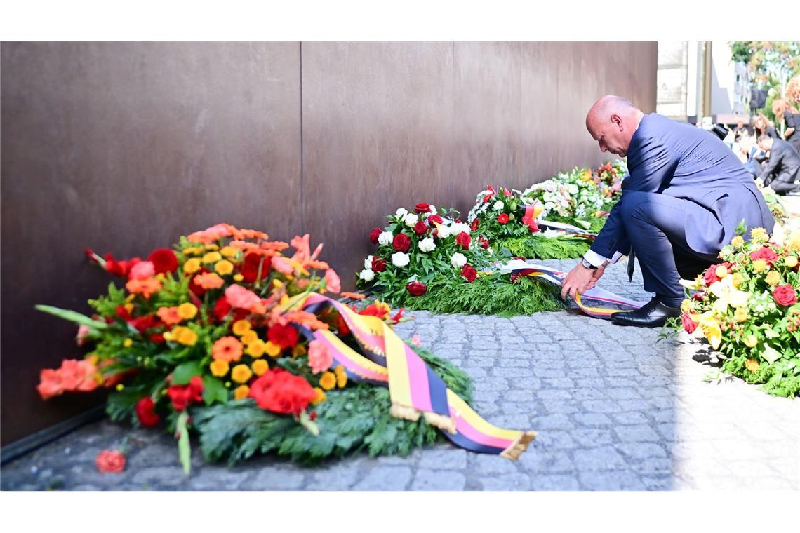 Am 13. August 1961 begann der Bau der Berliner Mauer. Der Regierende Bürgermeister Wegner legte einen Kranz zur Erinnerung nieder.