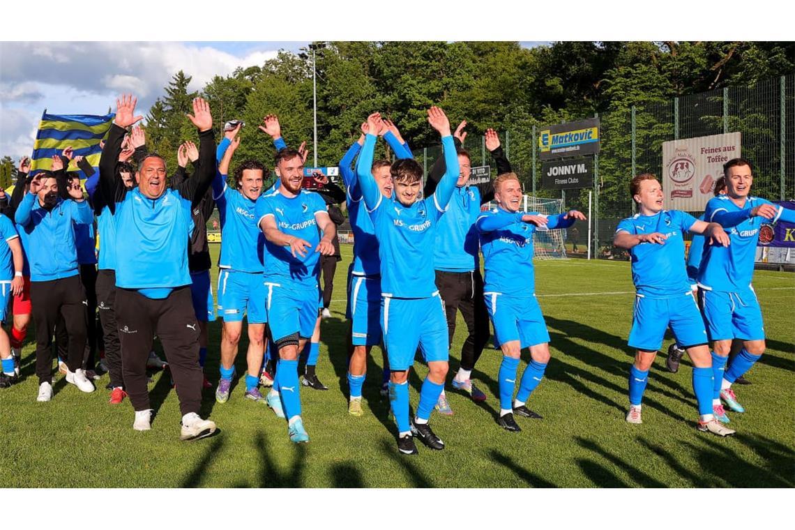 Am 14. Mai gewann der SV Salamander Kornwestheim mit einem 3:2-Erfolg über den TSV Grünbühl den Bezirkspokal: Trainer Roberto Raimondo jubelt mit seiner Mannschaft bei den Fans