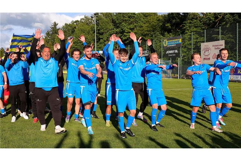 Am 14. Mai gewann der SV Salamander Kornwestheim mit einem 3:2-Erfolg über den TSV Grünbühl den Bezirkspokal: Trainer Roberto Raimondo jubelt mit seiner Mannschaft bei den Fans