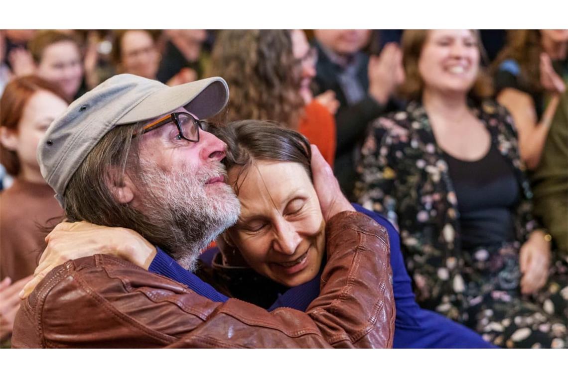 Am 14. Oktober 2024 freute sich die Autorin Martina mit ihrem Mann Jan Kuhlbrodt über den Deutschen Buchpreis im Kaisersaal des Frankfurter Römers.