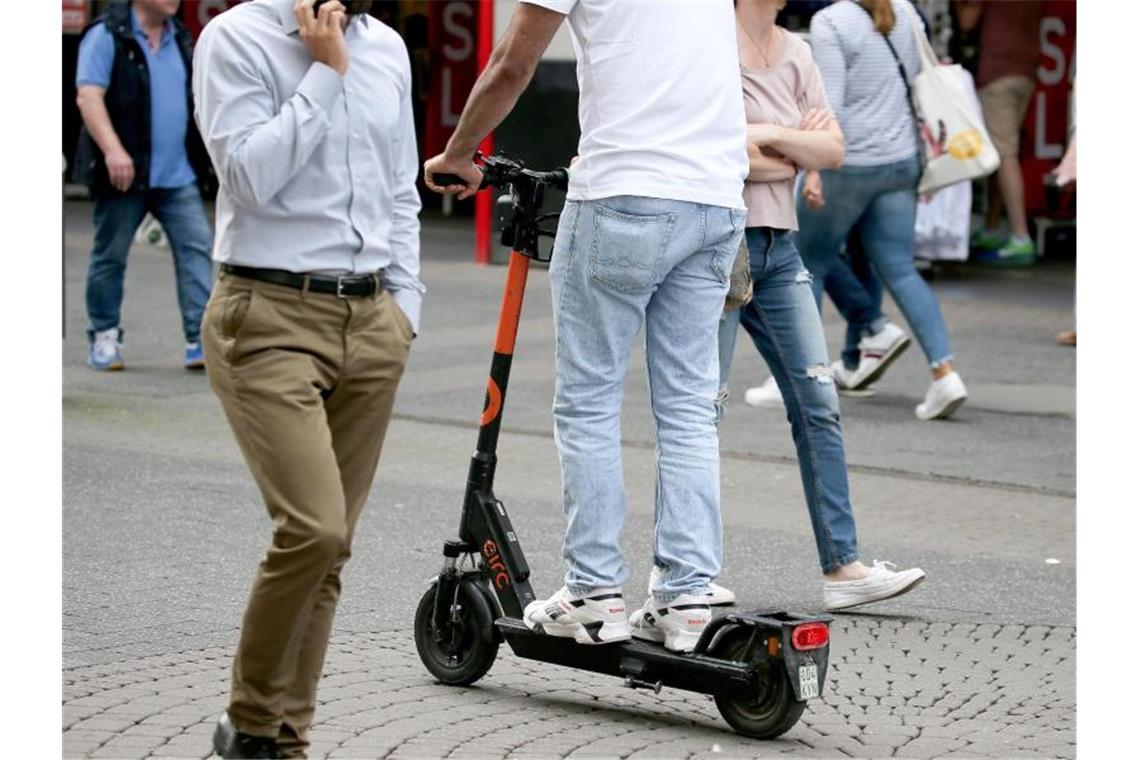 Rufe nach mehr Sicherheit bei E-Scootern Am 15. Juni ist es genau ein Jahr her, dass E-Tretroller in Deutschland zugelassen wurden. Foto: Oliver Berg/dpa