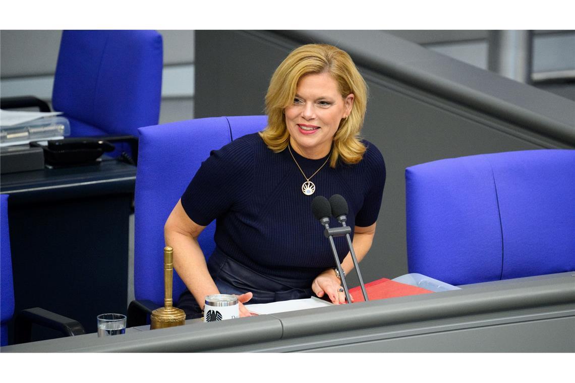 Julia Klöckner hisst die Regenbogenflagge – einmal im Jahr