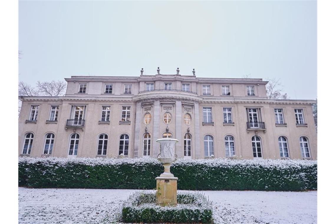 Deutschland und Israel prangern Holocaust-Leugnung an Am 20. Januar 1942 trafen sich hohe NSDAP- und SS-Funktionäre in der Villa am Berliner Wannsee. Foto: Annette Riedl/dpa