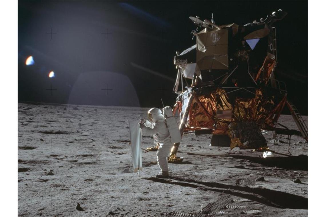 Am 20. Juli 1969 arbeitet der Apollo-11-Astronaut Buzz Aldrin an einem solaren Windversuchsgerät auf der Mondoberfläche. Foto: Neil Armstrong/Nasa/AP