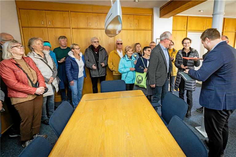 Am 21. März überreicht die Bürgerinitiative Offener Grüner Treff Bürgermeister Daniel Bogner (rechts) eine Unterschriftenliste im Weissacher Rathaus. Archivfoto: Alexander Becher 