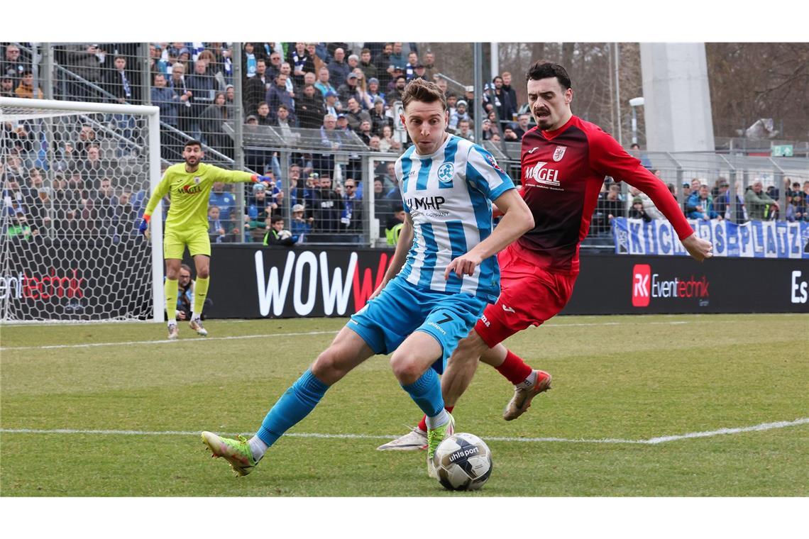 Am 22. Februar kamen die Kickers mit einem 3:0 gegen den FC Gießen gut aus der Winterpause. Auch Meris Skenderovic (li.) erzielte einen Treffer. In dieser Saison schaffte es der Offensivmann nur achtmal in den Kader, in der Regionalliga blieb der 27-Jährige ohne eine Einsatzminute. Er gilt als der Absteiger des Jahres.