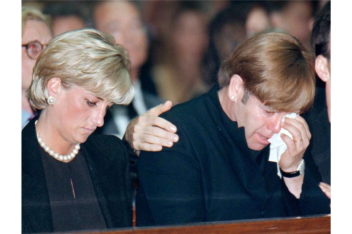 Am 22. Juli 1997 nehmen Diana und Sänger Elton John in Mailand (Italien) an der Trauerfeier für den italienischen Modedesigner Gianni Versace teil. 6 Wochen später stirbt Diana selbst. Elton John sang bei der Trauerfeier in der Westminster Abbey "Goodbye, England's Rose" - eine angepasst Version von "Candle in the Wind".