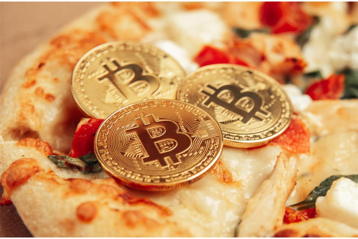 Was ist der Bitcoin-Pizza-Day? - Bedeutung & Milliardenwert in Käseform Am 22. Mai 2010 wurde mit 10.000 Bitcoin erstmals eine reale Ware (zwei Pizzen) bezahlt. Mehr zu dem legendären Deal & warum er heute als Meilenstein für Kryptowährungen gilt.