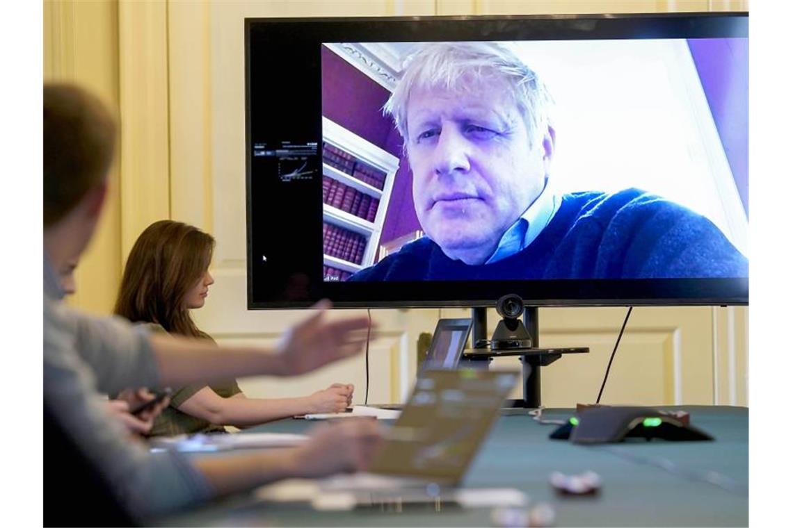 Am 28. März führte Boris Johnson aus der häuslichen Quarantäne noch den Vorsitz beim morgendlichen Treffen zum Coronavirus. Foto: Andrew Parsons/10 Downing Street/dpa