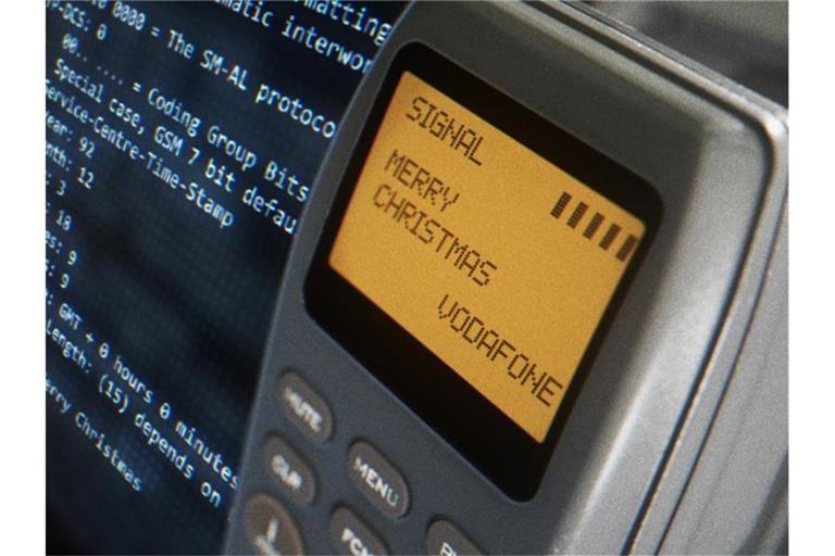 Am 3. Dezember 1992 wurde die erste SMS mit dem Inhalt „Merry Christmas“ (Fröhliche Weihnachten) verschickt. Foto: Vodafone/dpa