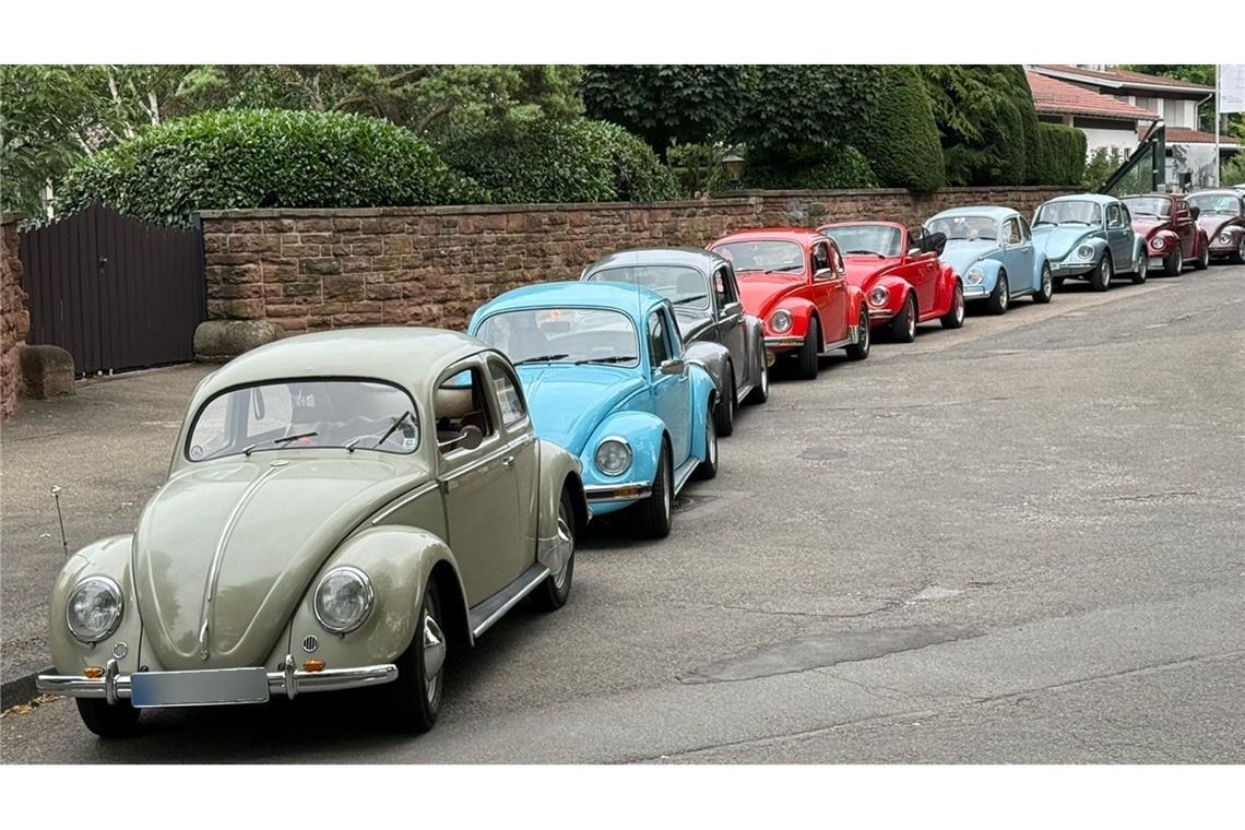 VW-Käfer-Fans feiern den neunzigsten Geburtstag des Prototyps Am 3. Juli 2025 versammelte sich ein Schwarm bunter Käfer vor den Toren der Porsche-Villa in Stuttgart Nord.