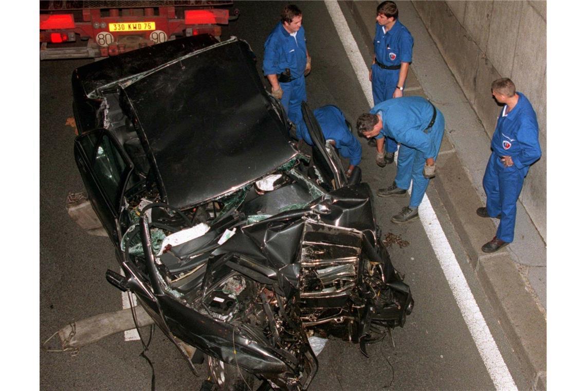 Am 31. August 1997 der Schock: Prinzessin Dianas Wagen prallt kurz nach Mitternacht in Paris gegen einen Tunnelpfeiler. Dianas Partner Dodi Al-Fayed und der Fahrer Henri Paul starben noch am Unfallort. Diana wird in den frühen Morgenstunden für tot erklärt. Lediglich ein Leibwächter überlebt den Unfall mit schweren Verletzungen. In mehreren Verfahren wurde Dianas Tod als Unfall eingestuft. Der Fahrer hatte fünf verschiedene Medikamente sowie 1,8 Promille Alkohol im Blut. Immer wieder wird jedoch die Rolle der Paparazzi hinterfragt, die den Wagen verfolgt haben.