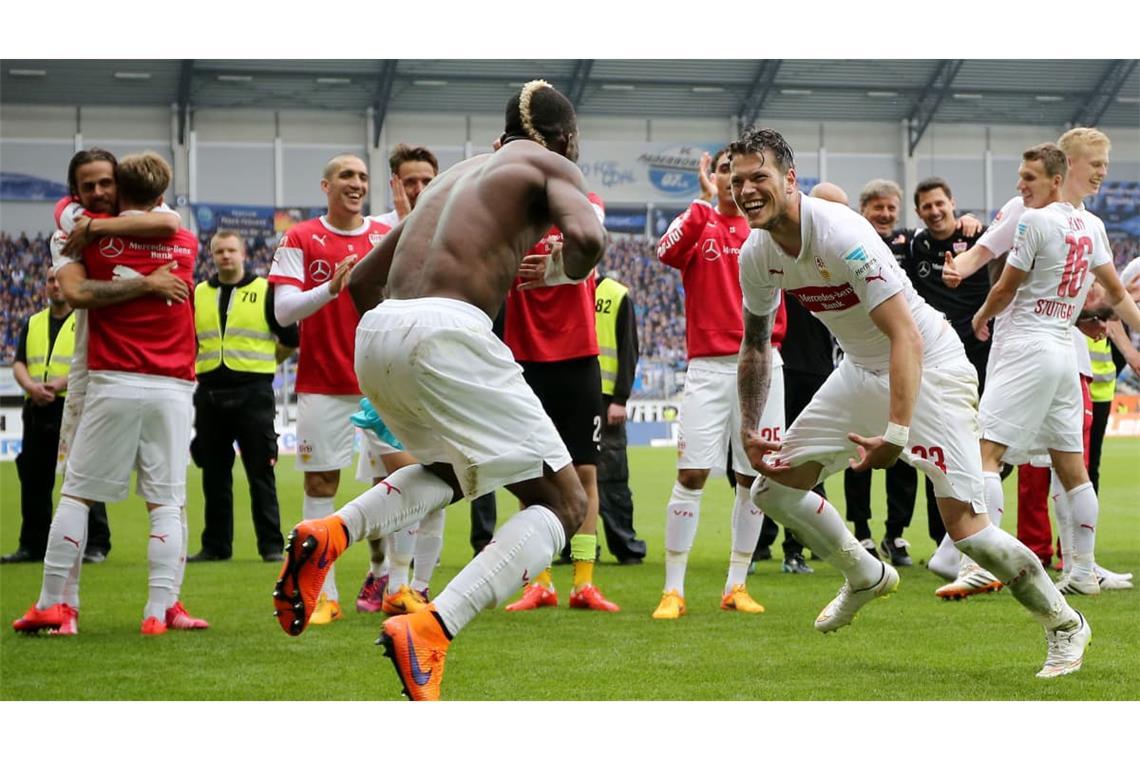 Am 34. Spieltag der Saison 2014/15 bejubeln der Mittelfeldspieler Serey Die (li.)&nbsp; und&nbsp; Sturmkollege Daniel Ginczek den Klassenverbleib des VfB in Paderborn. Zuvor hatte Trainer Huub Stevens sein Team eine „Affenbande“ genannt.