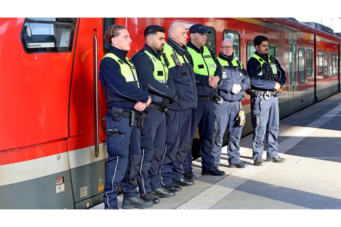 Am 4. Februar veranstaltete die Deutschen Bahn eine Schweigeminute zum Tode des Zugbegleiters Serkan Çalar. Wie hier am Hauptbahnhof in Essen Mitarbeiter der DB Sicherheit stellten sich überall in Deutschland&nbsp; Bahnbeschäftige schweigend auf die Bahnsteige.