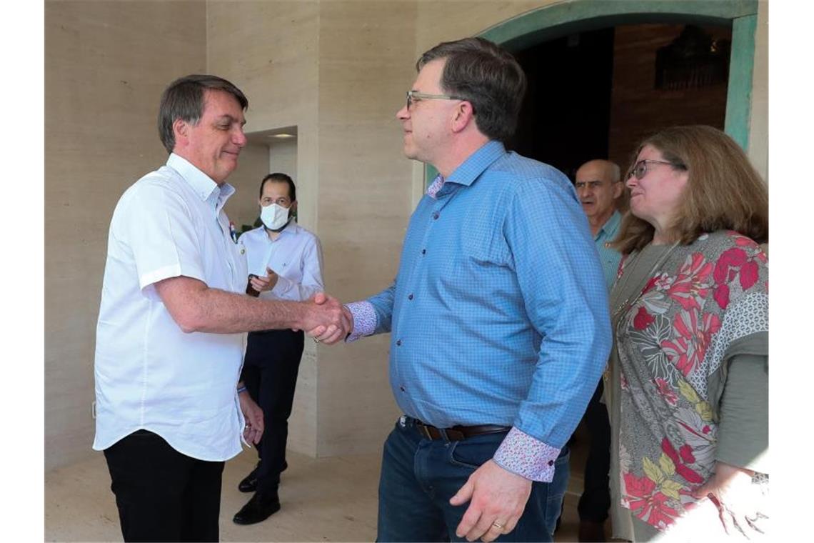 Am 4. Juli schüttelt Jair Bolsonaro (l) Todd Chapman, dem US-Botschafter in Brasilien, noch die Hand. Foto: Isac Nóbrega/Palacio Planalto/dpa