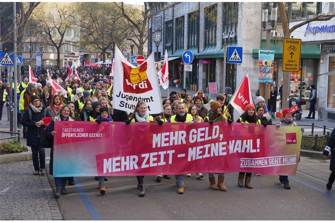 Kitas werden erneut bestreikt Am 5. Februar gab es den ersten größeren Demonstrationszug von Jugendamtsbeschäftigten.