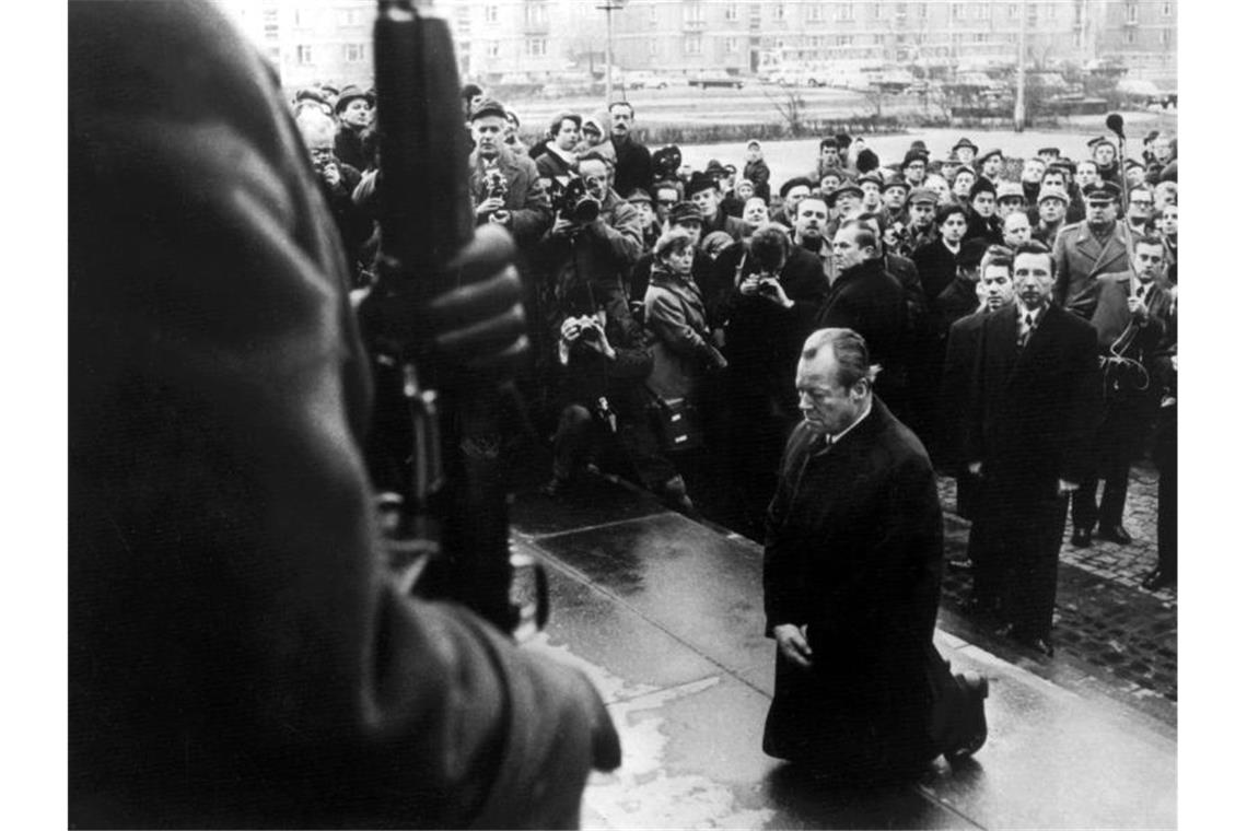 Am 7. Dezember 1970 fiel der damalige Bundeskanzler Brandt am Denkmal für die Helden des jüdischen Ghettos in Warschau auf die Knie, um der Millionen Opfer der Hitler-Diktatur zu gedenken. Foto: dpa/Archiv