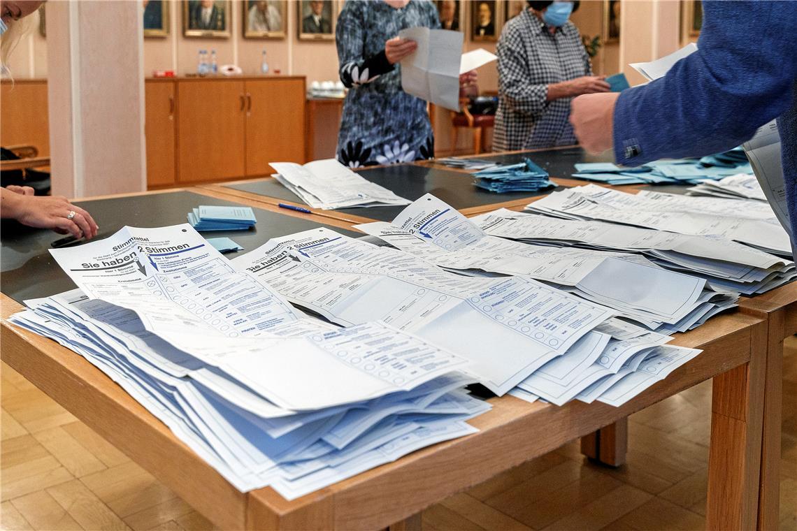 Am 9. Juni sind im Zuge der Kommunalwahlen wieder zahlreiche Helferinnen und Helfer im Einsatz, um so wie hier im historischen Rathaus in Backnang die Stimmen auszuzählen. Archivbild: Jörg Fiedler