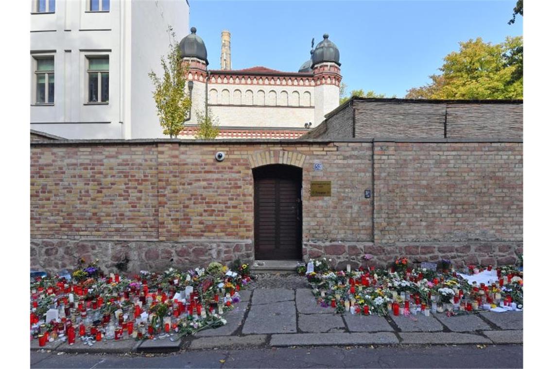 Halle gedenkt der Terror-Opfer Am 9. Oktober 2019 hatte ein schwer bewaffneter Rechtsextremist versucht, die Synagoge in Halle zu stürmen und ein Massaker anzurichten. Foto: Hendrik Schmidt/dpa-Zentralbild/dpa/Archiv