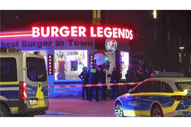 Am Abend fallen in einem Burgerladen in Hamburg-Eimsbüttel Schüsse und ein Mann wird verletzt.