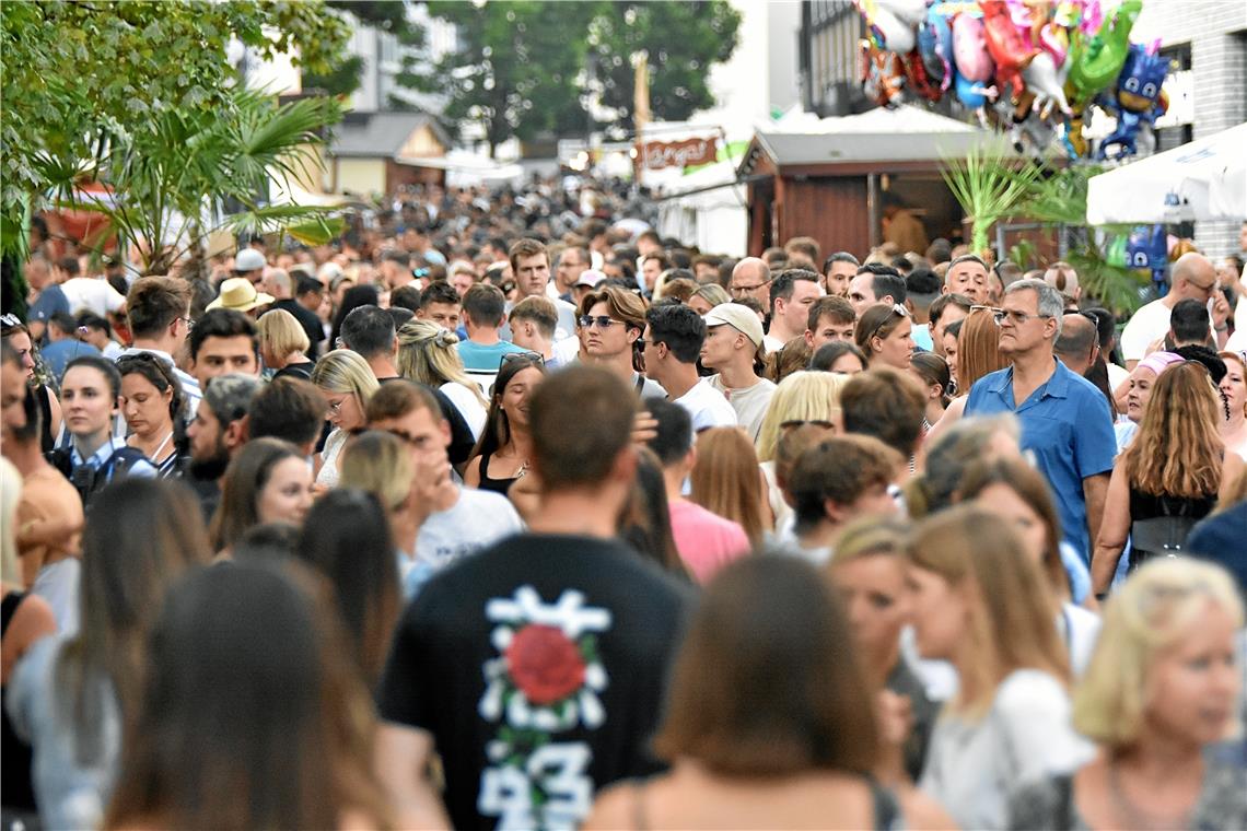 Am Abend füllte sich zusehends die Grabenstraße. 