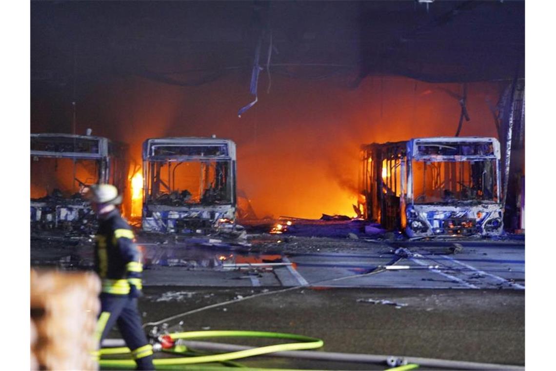 Großbrand in Stuttgarter Busdepot zerstört 20 Busse Am Abend ist es zu einem Brand im Busdepot der Stuttgarter Verkehrsbetiebe gekommen. Foto: Andreas Rosar/dpa