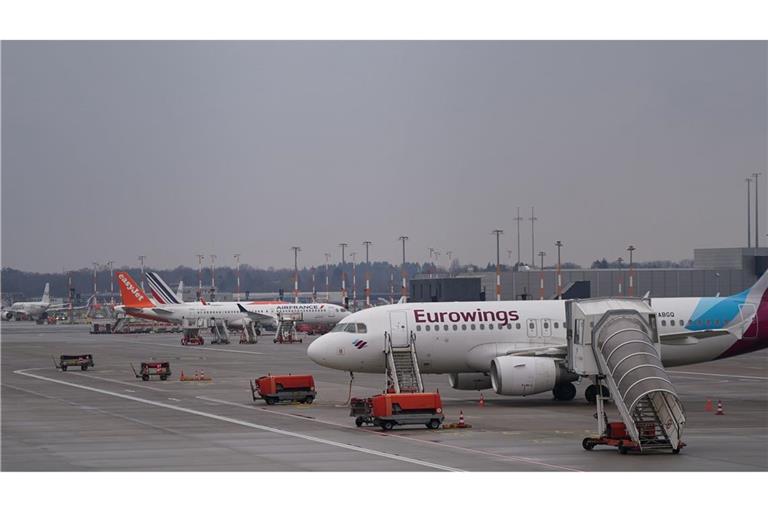 Am Airport Hamburg kann es wegen eines Kerosin-Lieferengpasses zu Verspätungen und Flugausfällen kommen. (Archivbild)