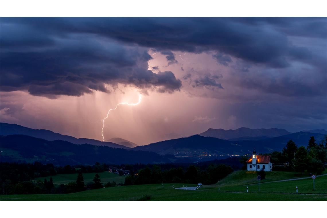 Am Alpenrand blitzt es meist besonders oft. (Archivbild)