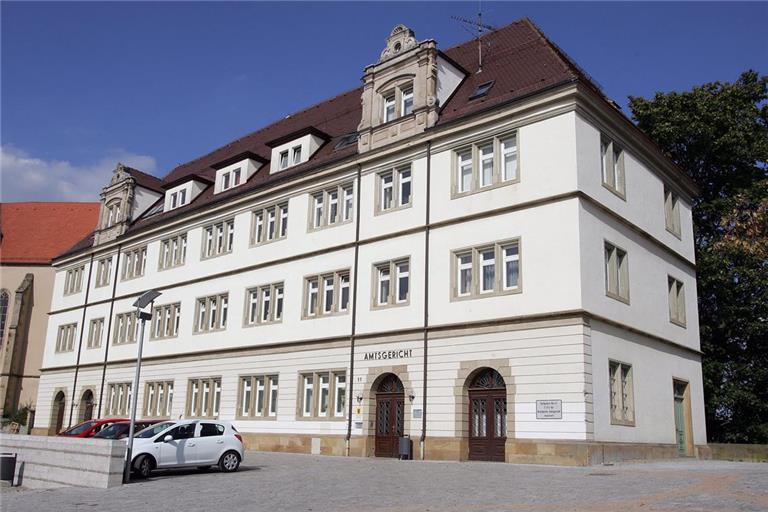 Am Amtsgericht in Backnang wurde eine 21-Jährige verurteilt, die im Alkoholrausch offenbar handgreiflich gegen Polizisten geworden ist. Archivfotos: Edgar Layher