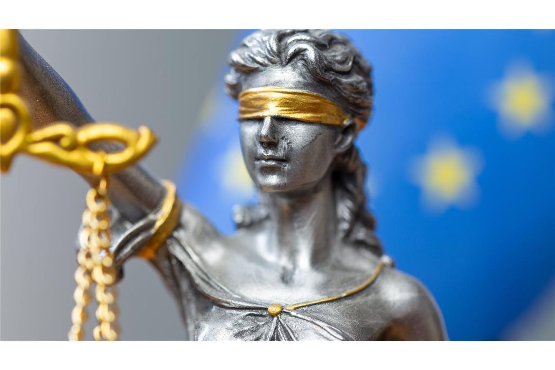 Am Amtsgericht München hat ein Prozess gegen zwei Gefängnismitarbeiter begonnen (Symbolbild).