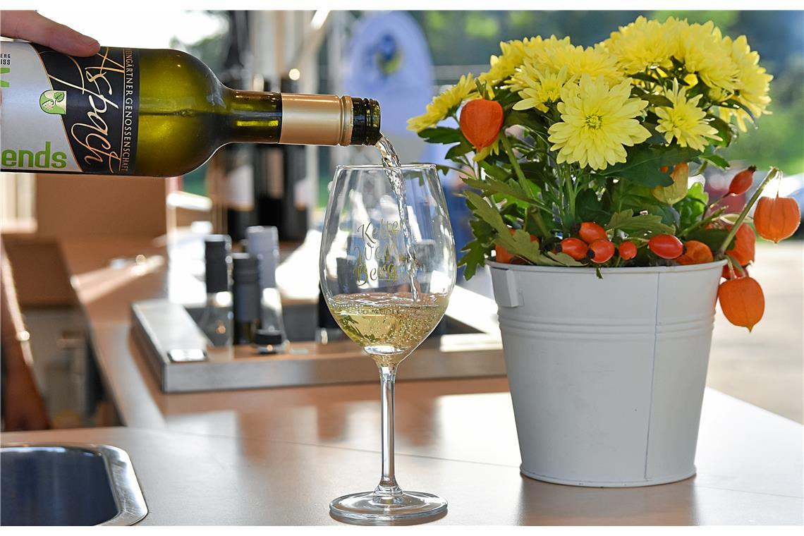 Am Anfang ein Weinglas kaufen ist der Eintritt in das Genußwochenende in Aspach....