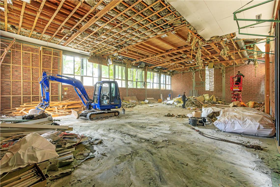 Turnhallenabriss in Murrhardt geht voran Am Anfang heißt es für das Team der Firma Klotzbücher, die alte Turnhalle zu entkernen und den Sportboden, die Deckenplatten und Dämmung zu entfernen. Foto: Stefan Bossow