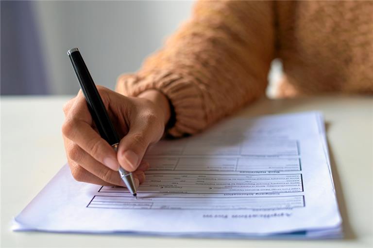 Am Anfang möglicher finanzieller Hilfe stehen oft mehrseitige Anträge, deren sorgfältige Beantwortung nicht einfach ist. Wer Hilfe braucht, kann sich nun an zwei Terminen im Monat in Murrhardt Unterstützung holen. Fotos: Adobe Stock/Mangostar 