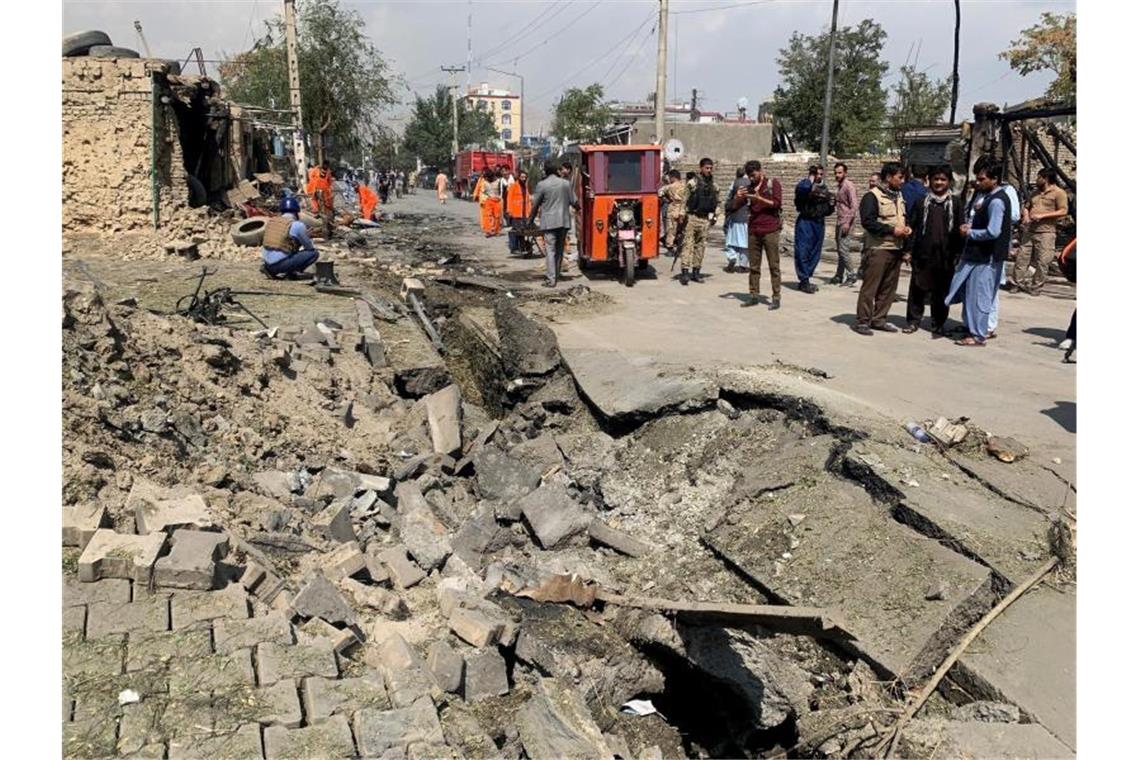 Am Anschlagsort in Kabul ist die Straße aufgerissen. Foto: Rahmat Gul/AP/dpa