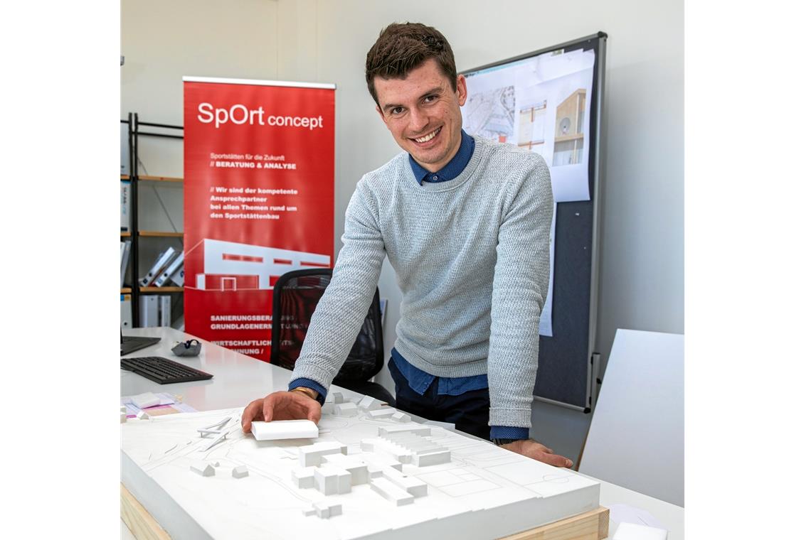 Am Arbeitsplatz in Stuttgart konzipiert Robert Steiner vor allem Schul- und Sportstätten.