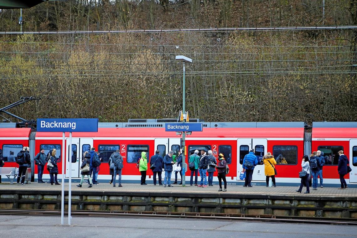 Sturmtief Sabine legt Bahnverkehr lahm Am Backnanger Bahnhof war am Montagmorgen Geduld gefragt. Fotos: A. Becher