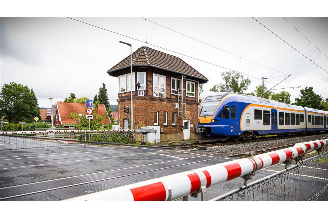 Mädchen vor Zug geschubst? Mann kommt in Psychiatrie Am Bahnhof Friedland ist eine 16-Jährige gestorben. (Archivbild)