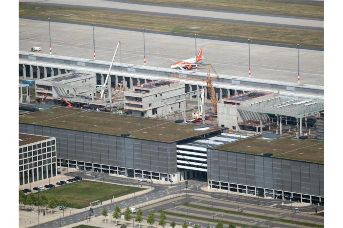 Richtfest am BER: Zusatzterminal soll pünktlich fertig sein Am BER wird Richtfest für ein weiteres Abfertigungsgebäude gefeiert. Foto: Ralf Hirschberger