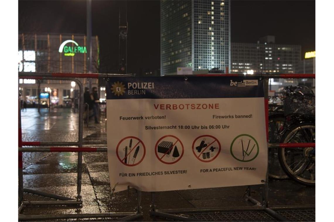 Am Berliner Alexanderplatz gilt am Silvesterabend ein Versammlungs- und Feuerwerksverbot. Foto: Paul Zinken/dpa