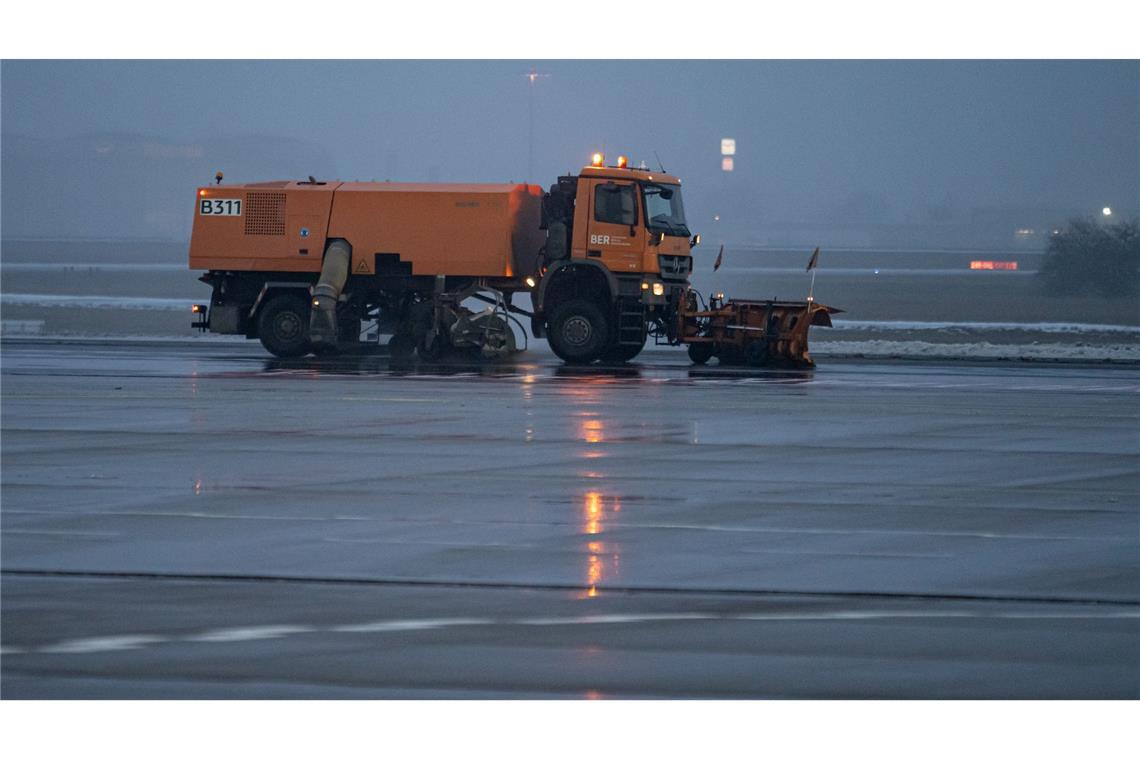 Am Berliner Flughafen BER kam es wegen Blitzeis zu mehrstündigen Verspätungen und Ausfällen.