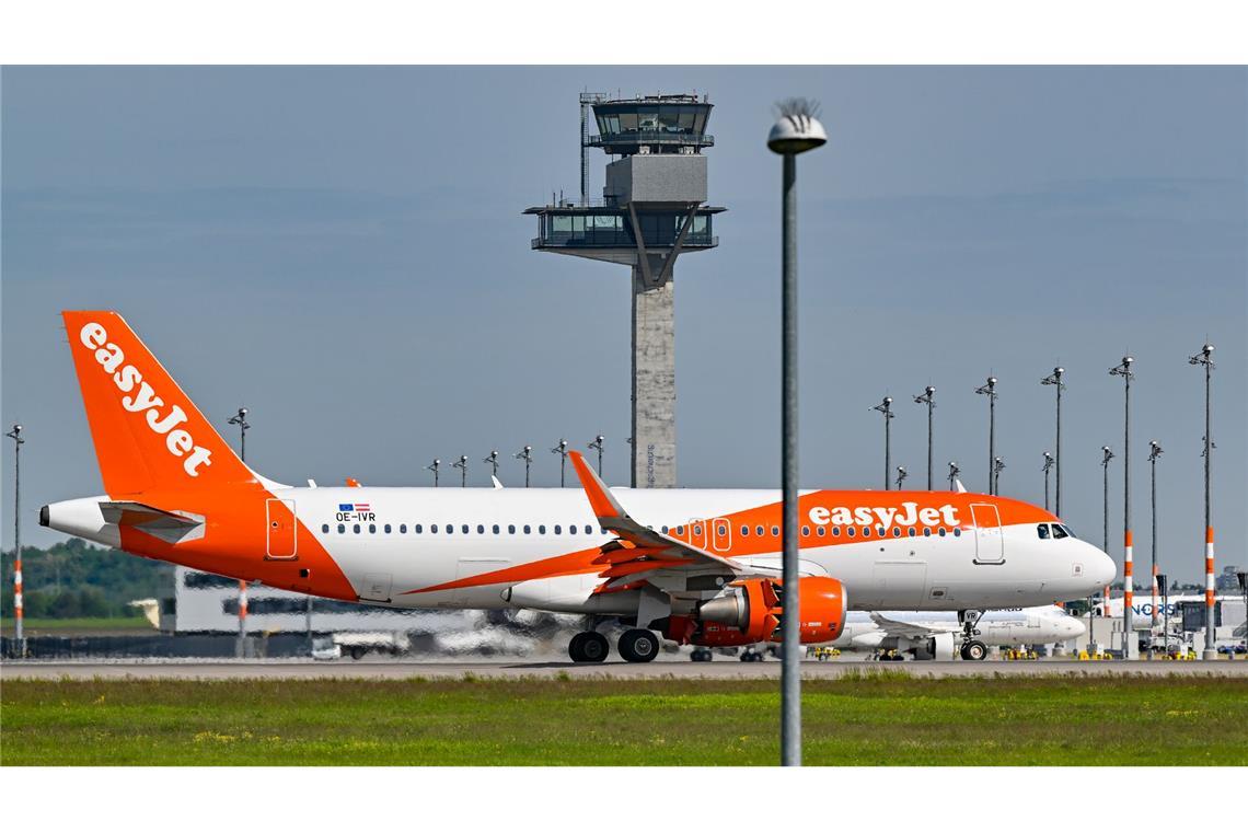 Deutsche Flug-Passagiere müssen mehr bezahlen Am Berliner Flughafen treffen sich mehrere Direktfluggesellschaften.