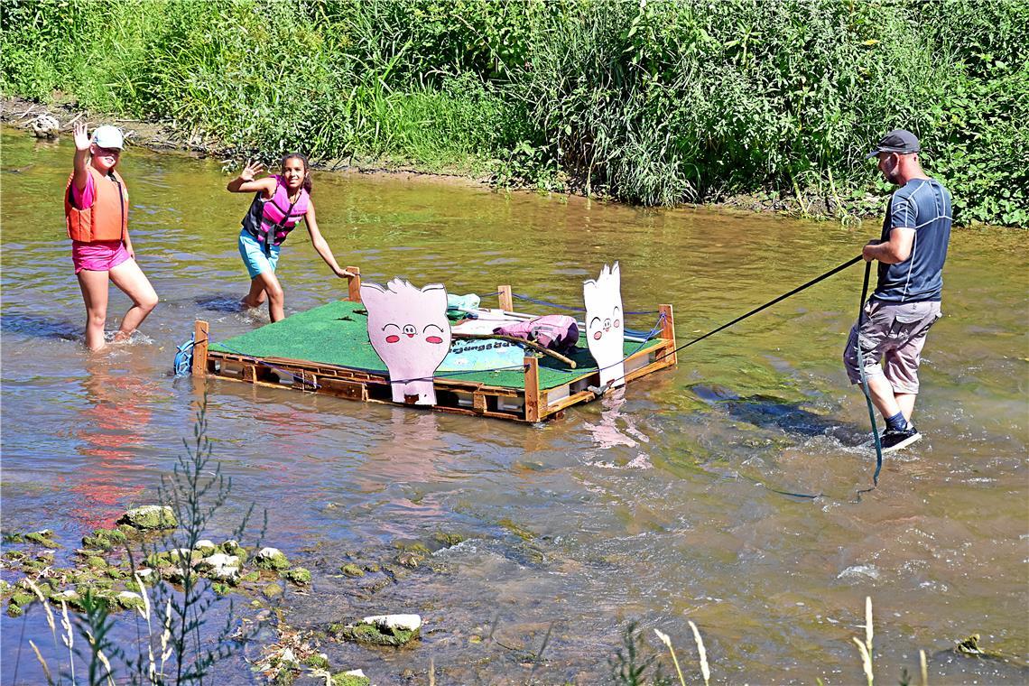 Am Biegel hilft bei Niedrigwasser nur noch tragen und schieben. 39. Murr-Regatta...